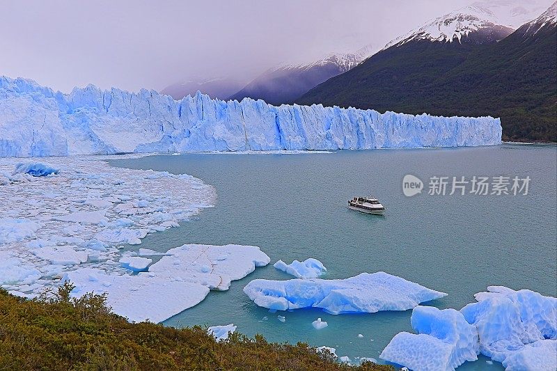 莫雷诺冰川，船和阿根廷湖- El Calafate，巴塔哥尼亚